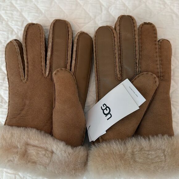 NWT UGG Women's Classic Suede Shearling
Lined Perforated Gloves - Picture 3 of 4